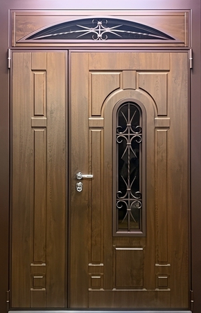 Полуторная утепленная дверь с отделкой МДФ с остеклением и ковкой Полуторная утепленная дверь с отделкой МДФ с остеклением и ковкой