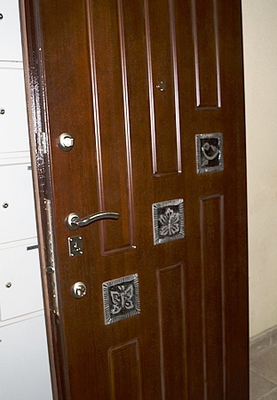 Дверь с коваными элементами