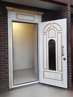 Белая дверь с отбойником