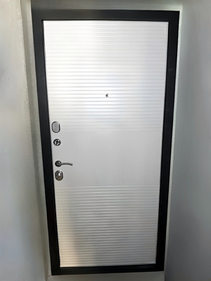 Белая фрезерованная панель