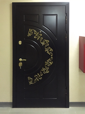 Черная дверь с кованым орнаментом