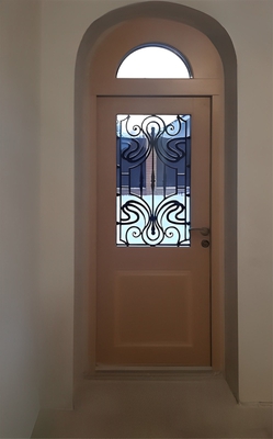 Дверь с арочной фрамугой, вид изнутри Дверь с арочной фрамугой, вид изнутри