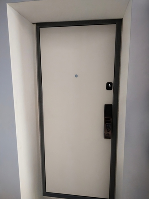 Дверь с электронным замком