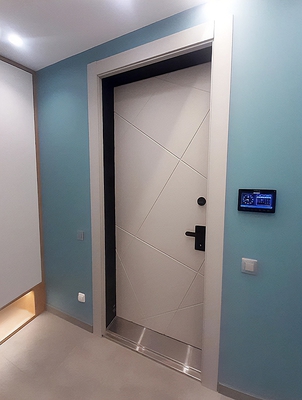 Дверь с нержавеющим порогом