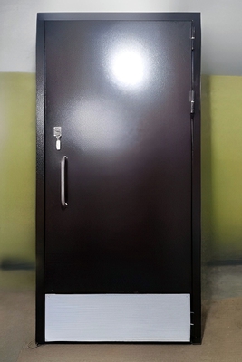 Дверь с отбойником