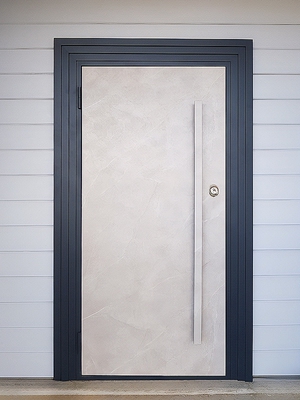 Дверь с ручкой-рейлингом, внешняя сторона