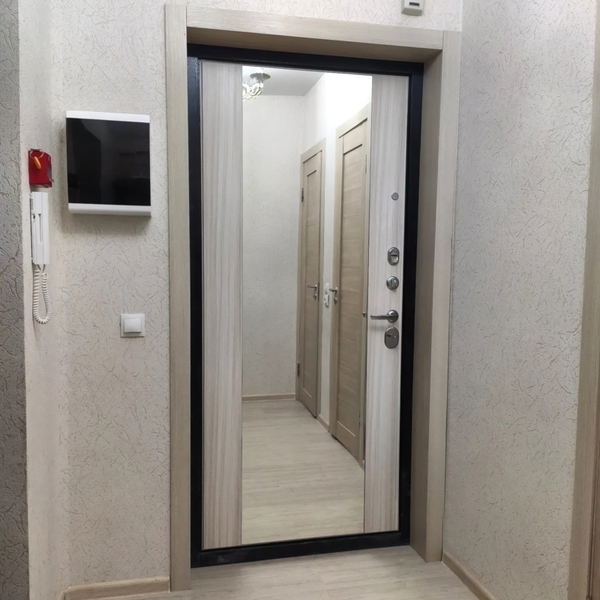 Дверь с зеркалом в прихожей