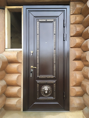 Дверь в бревенчатом доме