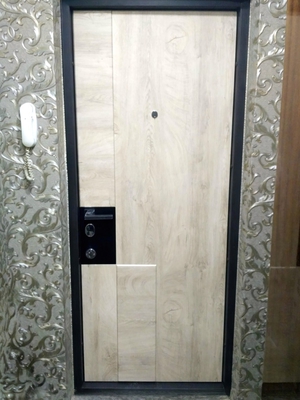 Дверь в прихожей квартиры