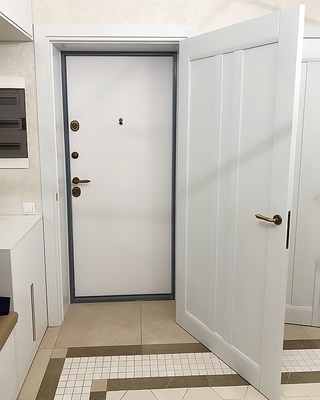 Окрашенная в белый цвет панель