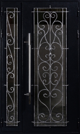 Полуторная остекленная термодверь с кованой решеткой Полуторная остекленная термодверь с кованой решеткой