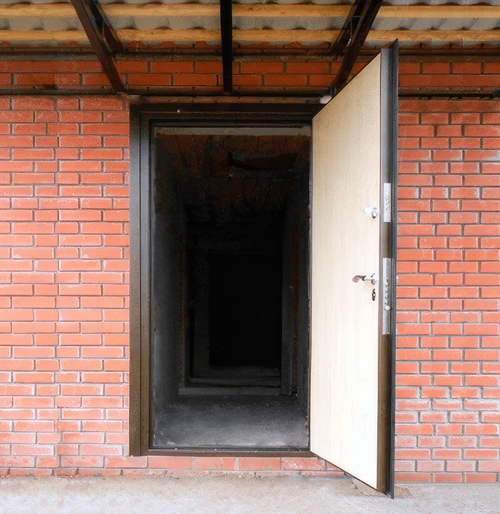 Открытая дверь