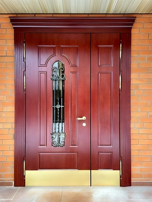 Парадная дверь с карнизом, решеткой и стеклом Парадная дверь с карнизом, решеткой и стеклом