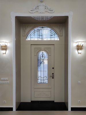 Парадная дверь с остеклением, решеткой и вставками