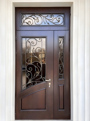 Парадная дверь с решетками и стеклом