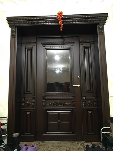 Парадная дверь с отделкой из массива дерева с карнизом Парадная дверь с отделкой из массива дерева с карнизом