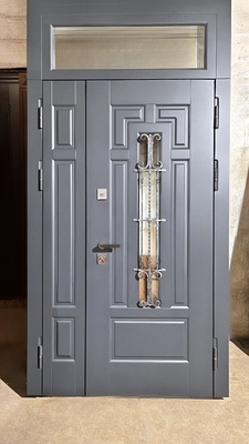 Полуторная дверь с остеклением и решеткой