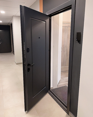 Серая квартирная дверь