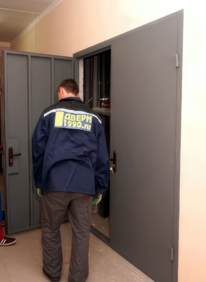 Установка технической двери в тамбур Установка технической двери в тамбур