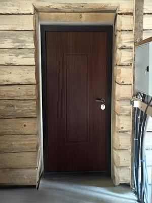 Входная дверь в частном доме