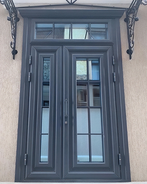 Высокая дверь с остеклением Высокая дверь с остеклением